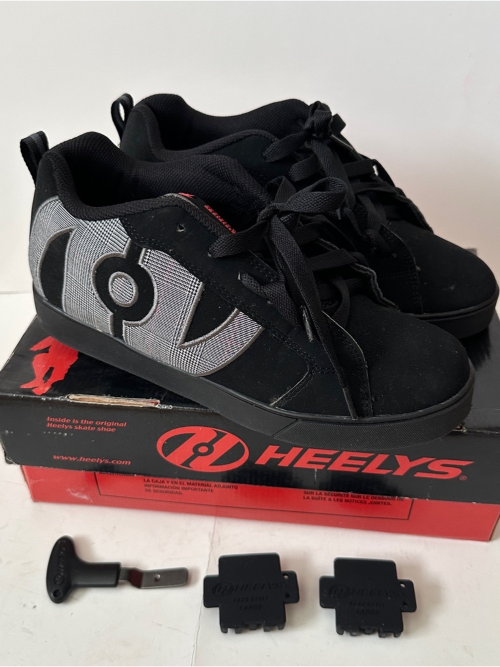 Heelys Men’s Black Gray Plaid Logo Suede Velvet Sneakers Shoes Wheels Size 9 Y2K